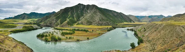 El río Katun en el fondo de la montaña. Altai, Rusia — Foto de Stock