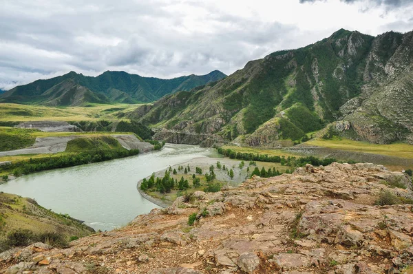 La rivière Katun en arrière-plan de la montagne. Altaï, Russie — Photo