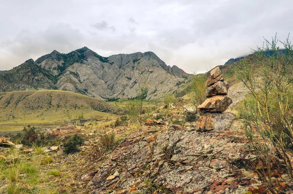 Pile équilibrée de pierres rouges. Montagnes Altaï, Russie — Photo