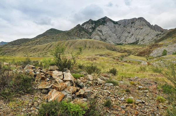 Altaï paysage de montagnes. Un tas de pierres sur fond de montagne . — Photo