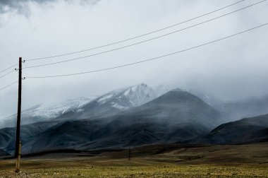 Bulutlu kar kaplı dağ tepe. Altay, Rusya Federasyonu