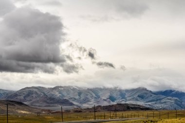 Bulutlu kar dağ kaplı. Altay, Rusya Federasyonu