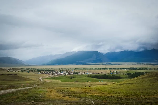 Vista aérea da aldeia nas Montanhas Altai . — Fotografia de Stock