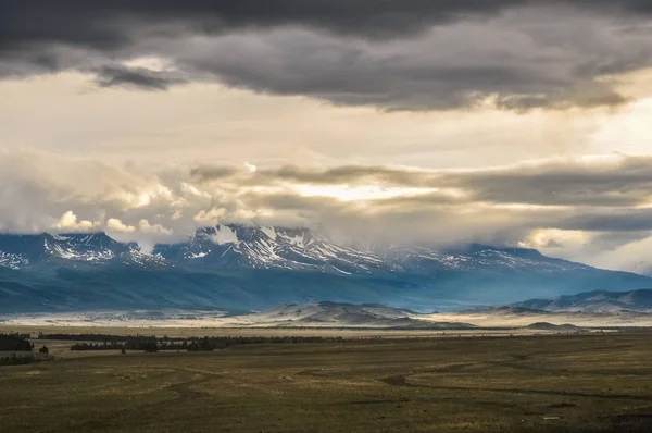 Cloudy snowed mountain peaks in sunset. Altai, Siberia, Russia — Stock Photo, Image