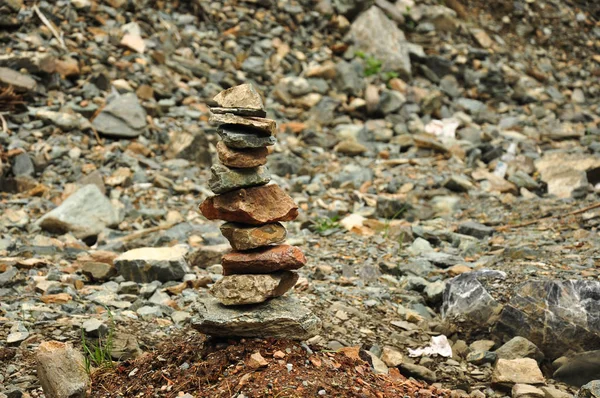 Uma pilha equilibrada de pedras. Altai, Sibéria, Rússia — Fotografia de Stock