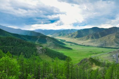 Bir dağ vadinin manzara. Chike-Taman yol geçişi, Altay