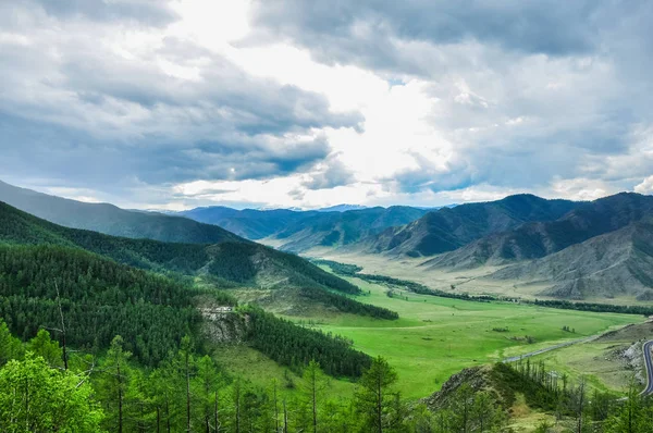 Paisaje de un valle montañoso. Paso de carretera Chike-Taman, Altai — Foto de Stock