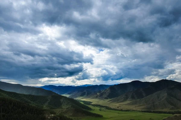 Paisagem de um vale montês. Passagem de Chike-Taman, Altai — Fotografia de Stock