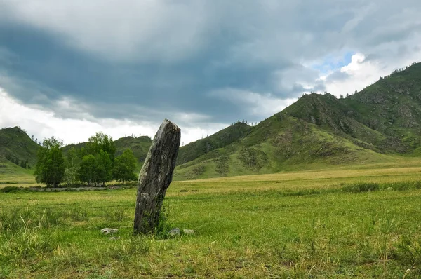Pedra de ídolo no prado cercado por montanhas. Altai, Sibéria, Rússia — Fotografia de Stock