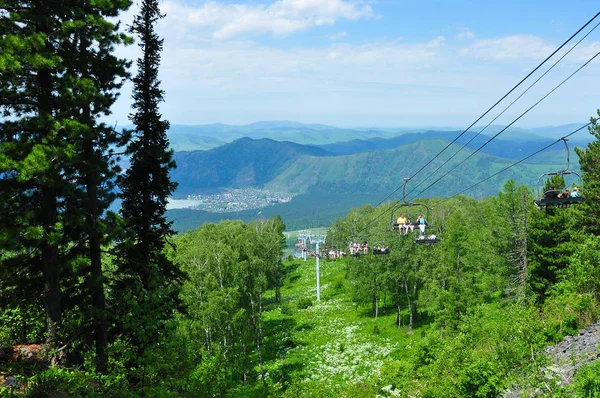Kablo yol yeşil çayırlar üzerinde. Manzherok, Altay Dağları. Rusya