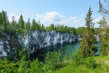 Ruskeala Dağ Parkı. Mermer dağ taş ocağı manzarası. Karelia. Rusya.