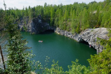 Ruskeala Dağ Parkı 'nda tekne kirası. Mermer taş ocağı manzarası. Karelia, Rusya.