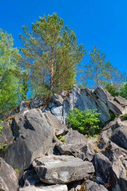 Ruskeala taş ocağındaki mermer kayalar. Karelia, Rusya