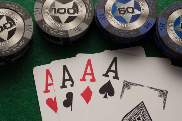 Cuatro Ases Jugando Cartas Póquer Con Fichas Cuatro Clase — Foto de Stock