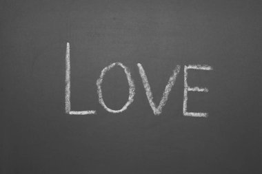 Tebeşir sevgisi yazı tahtası yeşil arka planında