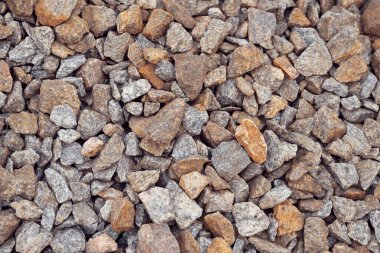 Zeminde çok renkli taşlar var. Farklı şekil ve boyutlarda.