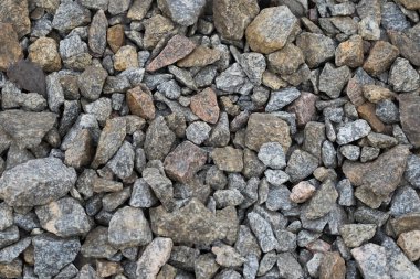 Zeminde çok renkli taşlar var. Farklı şekil ve boyutlarda.