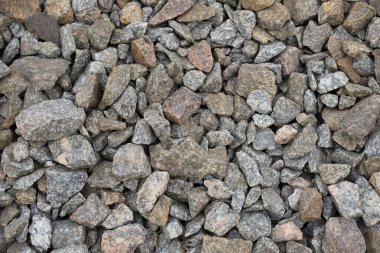 Zeminde çok renkli taşlar var. Farklı şekil ve boyutlarda.