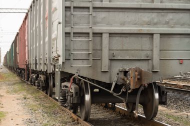 Tren vagonları demiryolunda.