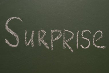 Yeşil bir tahtaya el yazısıyla yazılmış bir yazı.