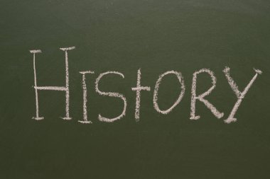 Yeşil bir tahtaya tebeşir geçmişinde el yazısıyla yazılmış bir yazı