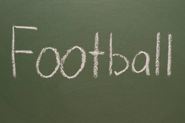 Yeşil bir tahtada el yazısıyla yazılmış bir tebeşir futbolu yazısı.