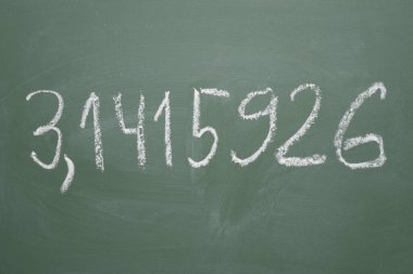 Tahta bir özel dedektife tebeşirle yazılmış.