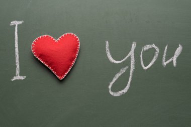 Yazıt tebeşiri. Tahta yeşili arka planda seni seviyorum.