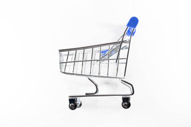 Beyaz arka planda alışveriş sepetleri. Makro çekim