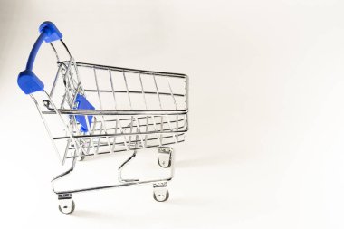 Beyaz arka planda alışveriş sepetleri. Makro çekim