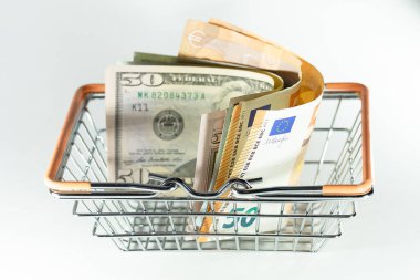 Beyaz arka plandaki alıcılar için sepetteki para ve avrolar
