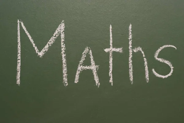 Yeşil bir tahtaya tebeşir matematiğiyle elle yazılmış bir yazı