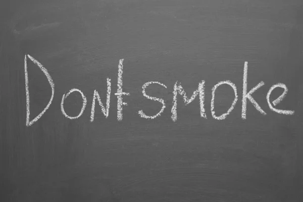 Iscrizione Manoscritta Gesso Non Fumare Tavola Grigia — Foto Stock