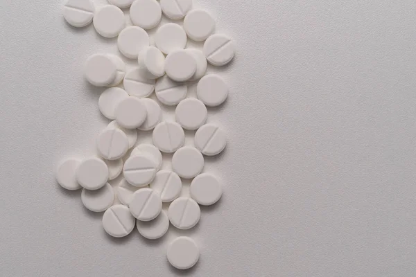 Białe Tabletki Rozrzucone Białym Tle — Zdjęcie stockowe
