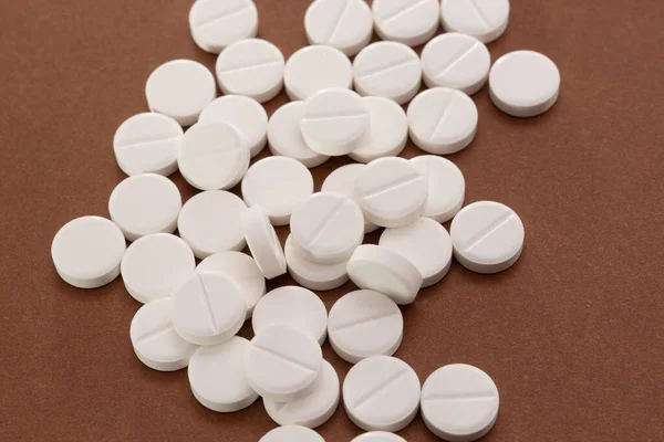 Fehér Tabletták Barna Alapon Üvegből Vannak Kiszórva — Stock Fotó