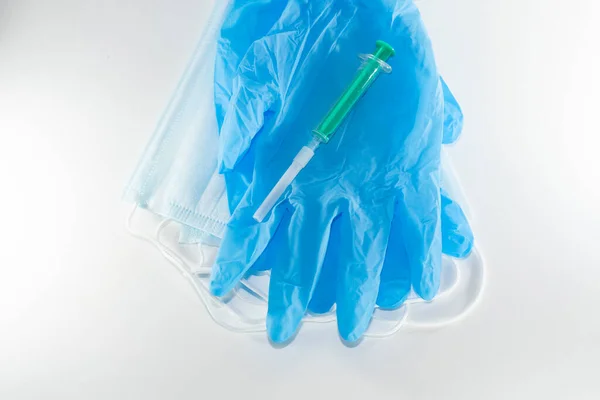 Engångs Blå Medicinsk Mask Handskar Och Spruta Vit Bakgrund — Stockfoto