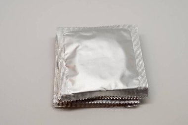 Kırpma yolu olan beyaz arkaplanda izole edilmiş prezervatif paketi