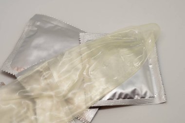 Beyaz arka planda sarı açık prezervatif