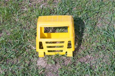 Kırık sarı taksi. Oyuncak araba yeşil çimlerde.