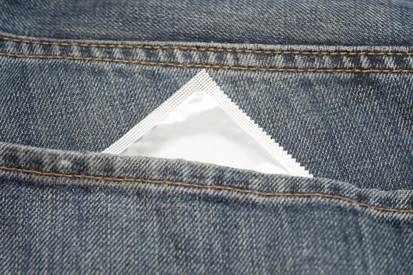 Förseglade Kondomer Jeans Bakficka Stockfoto