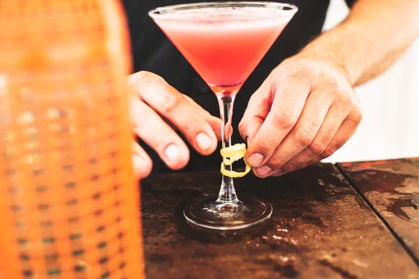 Bartender preparing cocktail — Stock Photo, Image