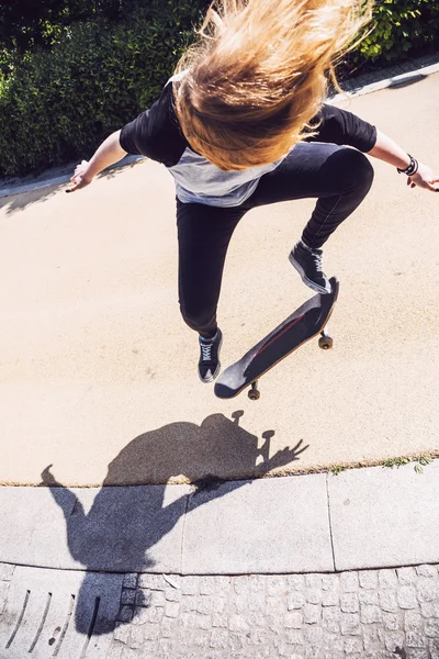 Skateboarden üben im Skatepark — Stockfoto