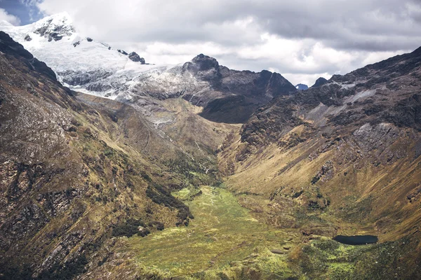 Belo vale em Huaraz — Fotografia de Stock