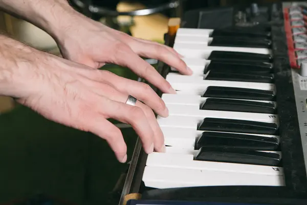 Mãos tocando piano — Fotografia de Stock