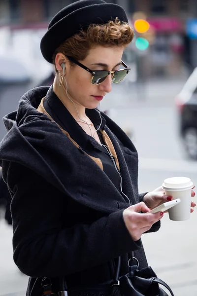 Woman with mobile phone and coffee. — Stock Photo, Image