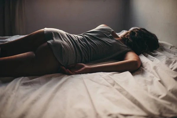 Sexy kobieta na łóżku — Zdjęcie stockowe