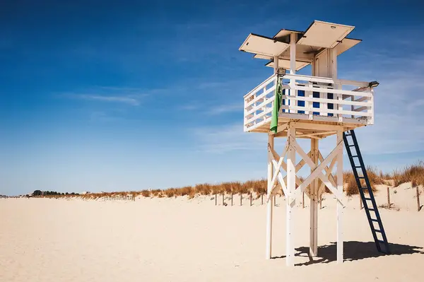 Lifeguard station on sunny beach — Stock Photo, Image