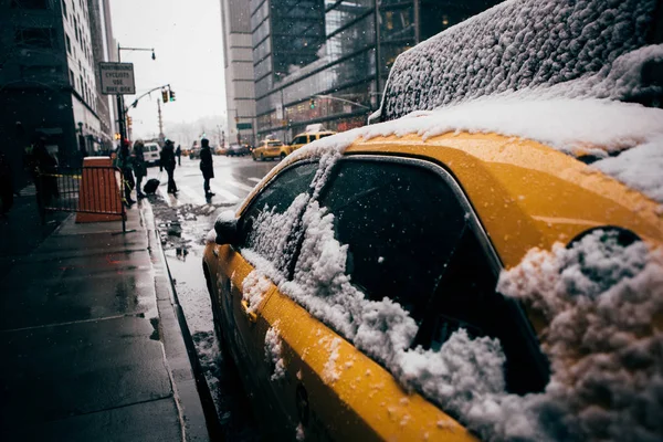 Taxi windows pokryte śniegiem — Zdjęcie stockowe