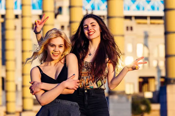 Två tjejer poserar på urban scene — Stockfoto