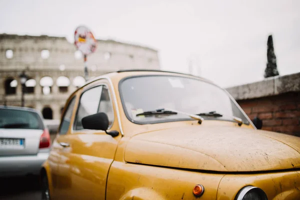 Vintage coche amarillo aparcado en la escena urbana — Foto de Stock